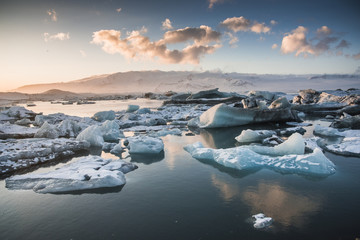 Zamarznięte jezioro Fjallsárlón z pływackimi górami lodowa, zimowy krajobraz, Islandia - obrazy, fototapety, plakaty