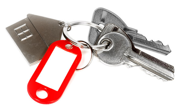clés de maison avec porte-étiquette rouge 