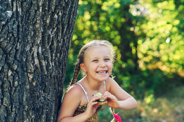 Fototapeta premium Girl in nature with a sandwich