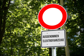 Ein Verkehrszeichen Verbot der Einfahrt mit der Ausnahme für die Elektro Autos