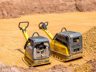Rüttelplatte auf einer Baustelle im Straßenbau