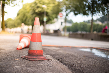 Baustelle in Stadt, Verkehrshütchaen, Textfreiraum