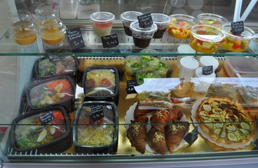 vitrine d'un magasin de plats à emporter
