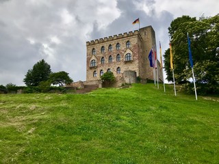 Fototapeta premium Hambacher Schloss in Hambach/Neustadt an der Weinstraße (Rheinland-Pfalz)