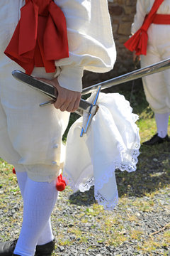mano con espada danza pa&iacute;s vasco 4M0A4723-f18
