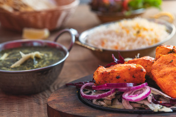 Indisches Tandoori Chicken frisch vom Grill mit Bastmati Duft Reis, Salat, Nan Brot und Spinat...