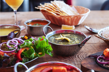Indisches Tandoori Chicken frisch vom Grill mit Bastmati Duft Reis, Salat, Nan Brot und Spinat...