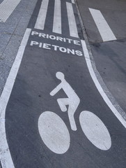 Priorité Piétons. Signalisation sur piste cyclable.