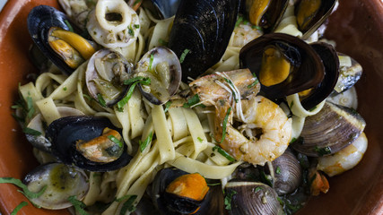 Fototapeta premium spaghetti with seafood, mussels, prawns