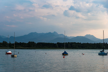 Segelboote am Simssee mit Bergen im Hintergrund