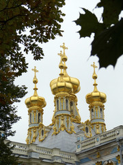 Fototapeta na wymiar Türme der Auferstehungskirche im Katharinenpalast in Puschkin