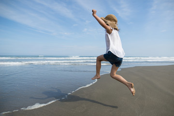 海で遊ぶ子供