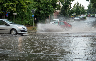Straße steht unter Wasser nach einem Unwetter