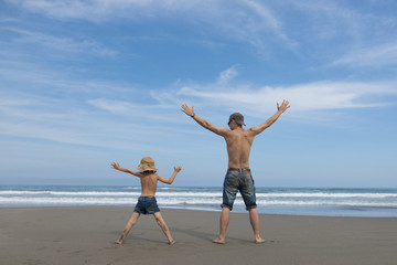 Fototapeta na wymiar 海で遊ぶ親子