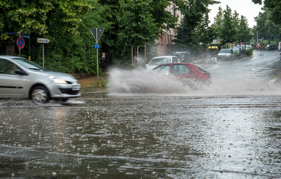 Stra&szlig;e steht unter Wasser nach einem Unwetter