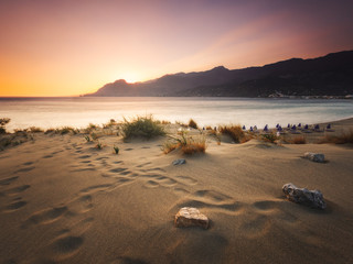 Sonnenuntergang mit Blick auf den Strand von Plakias und Fussspuren im Sand