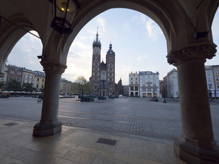 Kraków Rynek Kościół Mariacki we wczesnych godzinach porannych