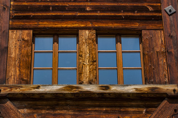 Fototapeta na wymiar Detail of the traditional Swiss chalet house