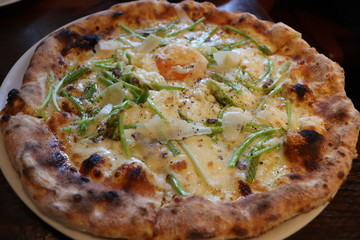 Pizza Bismarck with asparagus and anchovies