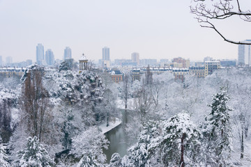 Paris buttes chaumont sous la neige