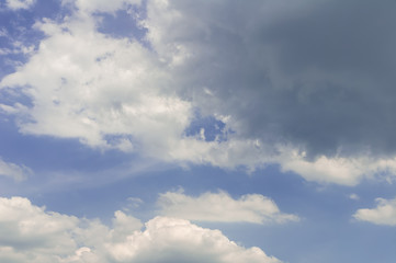 Fototapeta na wymiar Blauer Himmel mit weißen Wolken 