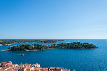 Vue sur une &icirc;le au milieu de la mer en Croatie