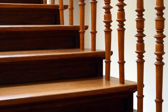 Stufen einer Holztreppe mit gedrechselten Pfosten