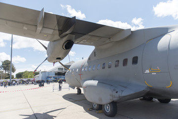 AVION DE CARGA Y PARACAIDAS