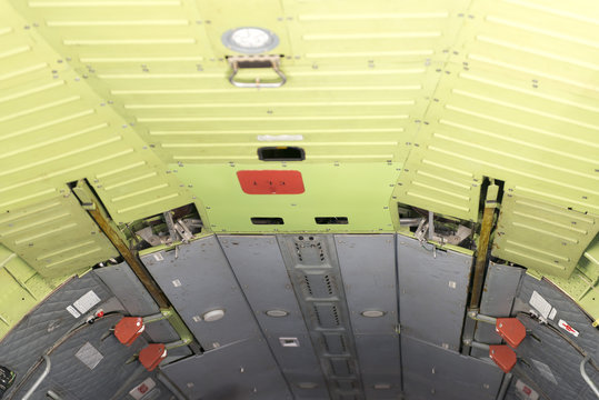 AVION DE CARGA Y PARACAIDAS