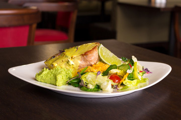 Tuna fish with guacamole and vegetables