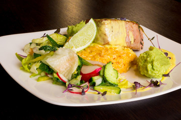 Tuna fish with guacamole and vegetables