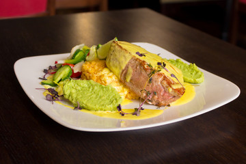 Tuna fish with guacamole and vegetables
