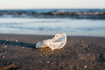 Gobelet plastique sur le sable