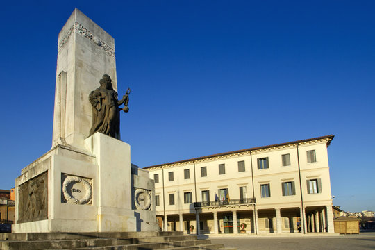 Montebelluna, Municipio e Statua, Veneto, Italia, Europa, Italy