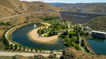 Tableaux ronds sur aluminium brossé Barrage Aerial view of a Hydroelectric Dam on the Boise River in Idaho summer time