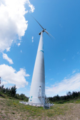 aerogenerador en el monte