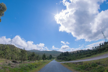 Nubes en el cielo sobre la montaña y el campo