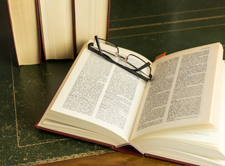 Libro con gafas