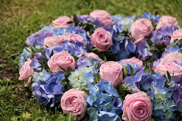 Blumen schmücken ein Grab nach Beerdigung 