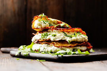 kartoffelpuffer mit kräuterquark