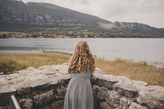 Contemplation jeune femme r&eacute;serve naturelle du bout du lac d'Annecy