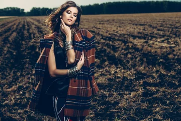 Afwasbaar Fotobehang Gypsy vrouw poseren in veld
