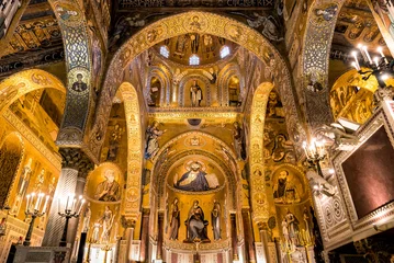  Saraceense bogen en Byzantijnse mozaïeken in de Palatijnse kapel van het Koninklijk Paleis in Palermo, Sicilië, Italië © EleSi