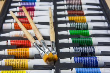 tubetti colori acrilico e pennelli