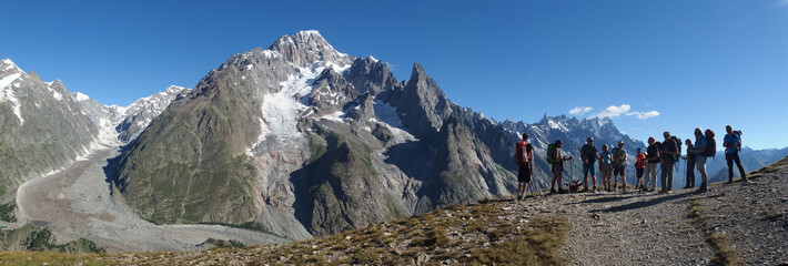 Alpen, Italië, Tour du Mont Blanc - kijk met een groep toeristen op het Mont Blanc-massief in de buurt van het toevluchtsoord Maison Vieille