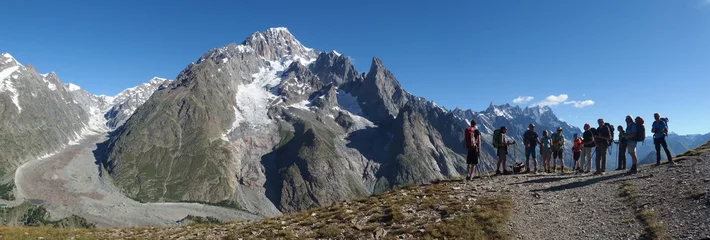 Photo sur Plexiglas Mont Blanc Alpes, Italie, Tour du Mont Blanc - vue avec un groupe de touristes sur le massif du Mont Blanc près du refuge Maison Vieille