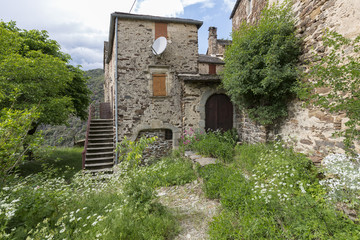Fototapeta na wymiar Haus im malerischen Bergdorf Tines in den Cevennen, Frankreich