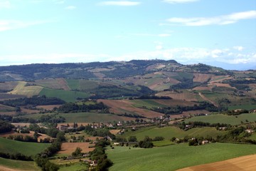 Fototapeta na wymiar Marche,Italia,colline,campi coltivati,panorama,veduta,verde