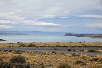 Eaux calmes du lago Argentino en Patagonie, Argentine