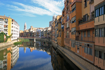 Fototapeta na wymiar Colorful houses reflected in the water of the river Onyar. Beautiful town of Girona, Catalonia, Spain.
